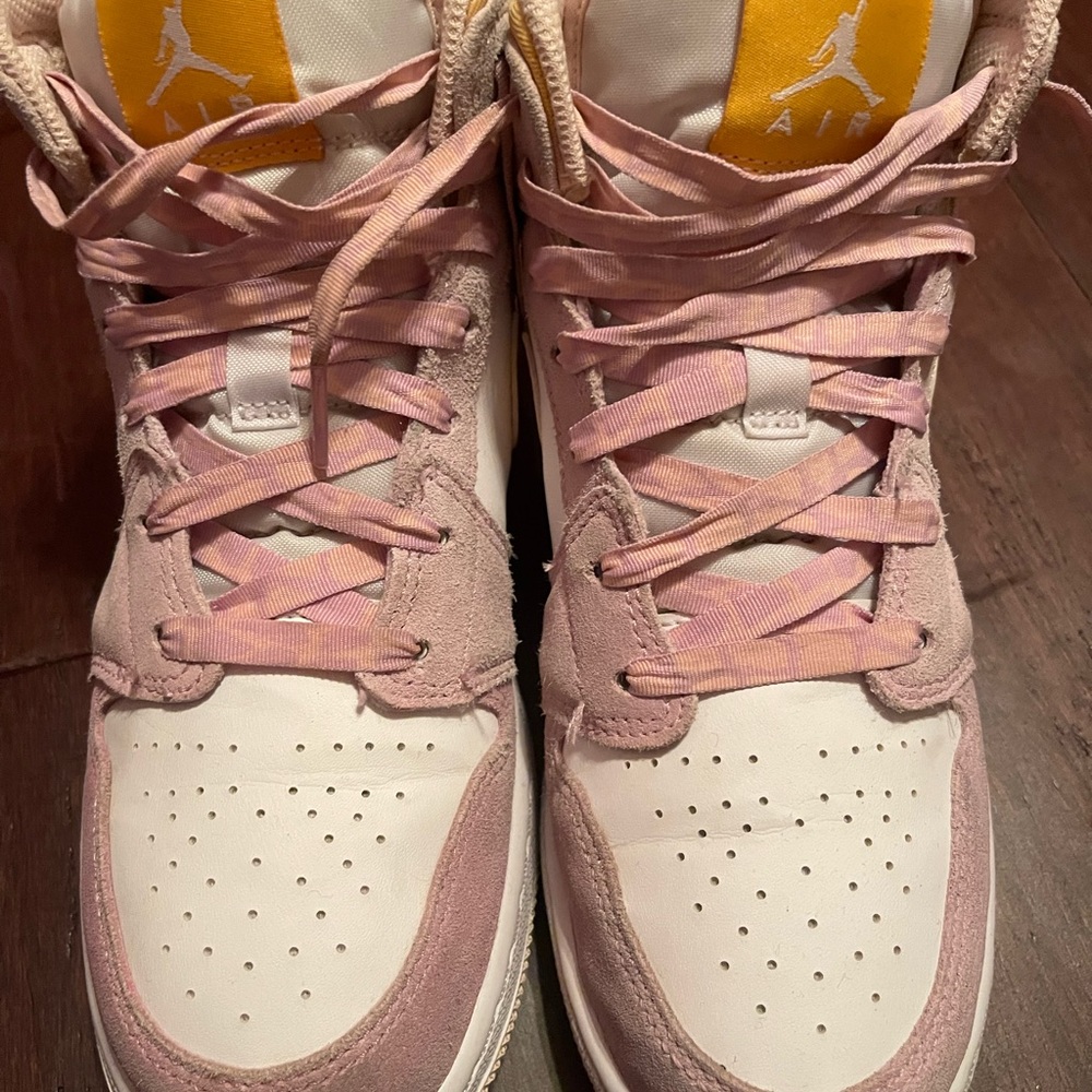 Jordan 1 artic pink size 6.5y fits a 8 in womens